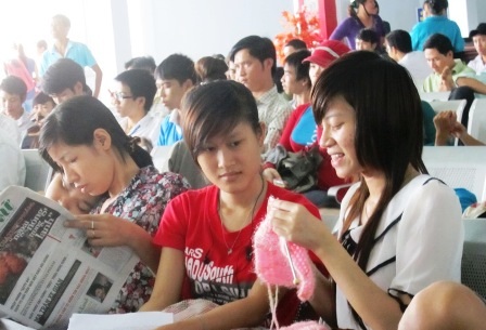 Sinh viên bơ phờ “săn” vé tàu xe về quê ăn Tết - 2 Dịp nghỉ Tết dài ngày, dự báo nhu cầu SV về quê đón Tết năm nay tăng mạnh. (Ảnh: Hoài Nam)