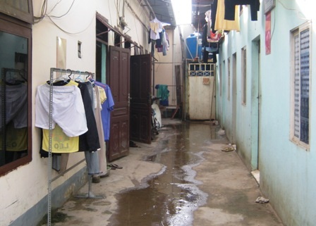 Sinh viên “nghiến răng” chi tiêu - 2 Phòng trọ vùng ven, ẩm thấp là nơi ở của nhiều SV để mong giảm được tiền trọ.