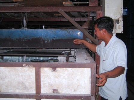 Ông giám đốc không bằng cấp - 1 Ông giám đốc Trần Công Minh xuất thân từ thợ kính.