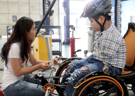 Thủ khoa xinh đẹp sáng chế xe dành cho người khuyết tật - 2 Hiền trao đổi cùng em Vũ Minh Hùng, cậu bé không tay về chiếc xe.