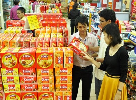 Bánh kẹo nội bứt phá “át” hàng ngoại - 2 Người tiêu dùng hài lòng với sản bánh kẹo uy tín trong nước (Ảnh: Thúy Ngọc).