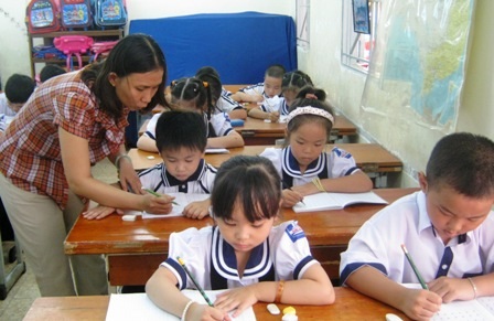 Sau giờ học, nhiều PH có nhu cầu cho con đi học thêm. 