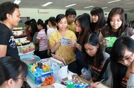 Sinh viên đổ xô đi giúp việc, trông nhà ngày Tết - 2 SV có thể chủ động kiếm thu nhập từ nhiều chương trình, hội chợ cuối năm