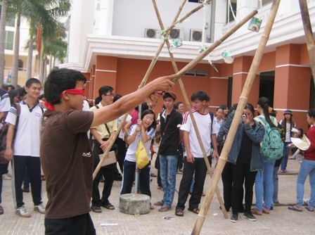 Thiếu kỹ năng, sinh viên mất nhiều cơ hội - 2 Nhiều SV chưa chú trọng đến việc rèn luyện kỹ năng bên cạnh kiến thức chuyên môn.