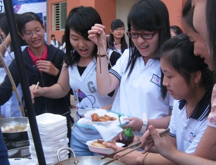 Nấu ăn tập thể cũng là một cách giúp SV ít tiền mà vẫn no đủ