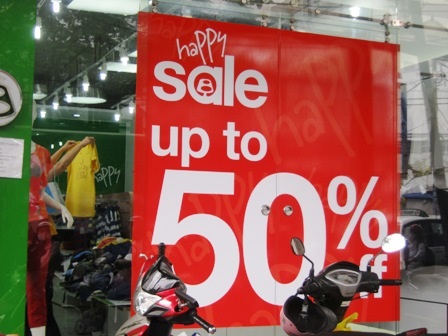 Băng rôn nhộn nhịp giảm giá nhưng vắng bóng khách ghé thăm. 