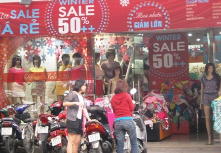 Hàng xả cuối năm, đến đi ngắm còn... lười