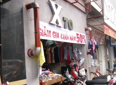 Băng rôn nhộn nhịp giảm giá nhưng vắng bóng khách ghé thăm. 