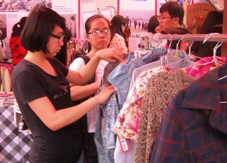 Túi tiền eo hẹp, người tiêu dùng cũng mất luôn hứng thú đi ngắm hàng hóa. 