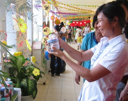 “Lá lành đùm lá rách” đón Tết - 1 Nhiều trường học ở TPHCM tổ chức hội chợ Xuân để gây quỹ giúp học trò, giáo viên khó khăn đón Tết