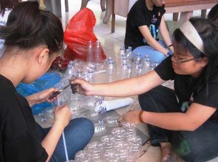 Tình nguyện viên ở TPHCM thực hiện mô hình bản đồ Việt Nam từ 2.000 chai nhựa đã qua sử dụng.