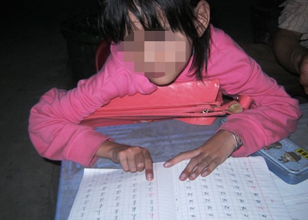 Trẻ nông thôn có cần học chữ trước đâu? - 1 Lo con thua bạn, phụ huynh ép trẻ học chữ trước