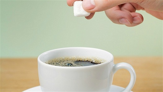 Chăm sóc răng miệng theo cách… rước thêm bệnh - 1 Việc sử dụng nhiều chất ngọt làm tăng nguy cơ sâu răng (Ảnh minh họa).