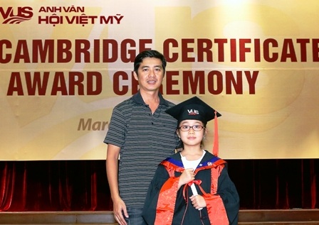 Em Lê Ngọc Minh Châu cùng bố trong ngày nhận chứng chỉ