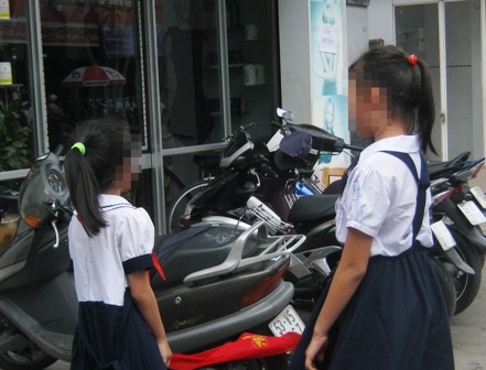 Hai nữ sinh tiểu học này hồn nhiên đứng tiếp chuyện người lạ mà không có chút đề phòng, cảnh giác