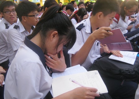 Muốn hiểu bài, phải học thêm? - 1 Việc học ở trường chưa đủ, học sinh phải đến lớp học thêm mới nắm chắc kiến thức (Ảnh minh họa