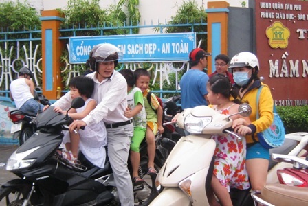 Với trẻ nhỏ, phụ huynh và nhà trường phải kiểm soát chặt việc đưa đón