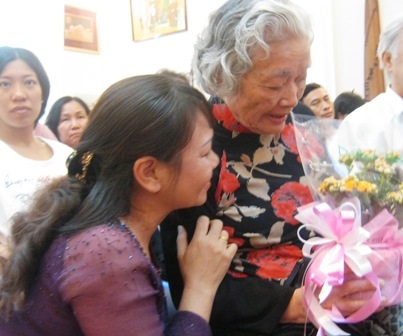 83 tuổi vẫn “say” đứng lớp - 2 Không chỉ là người bạn của học trò, cô Đức còn là bạn thân thiết của nhiều phụ huynh