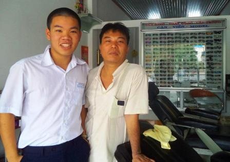 Độc đáo cậu học trò giỏi Toán, mê thơ - 4 Đạt được xem là bản sao của người bố - món gì cũng biết như thơ, văn, vẽ, cờ vua...