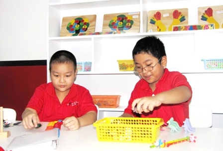 Làm thế nào để trẻ hứng thú với Toán học? - 2 Lớp học chỉ 5 học sinh nên các em dễ dàng tương tác cùng giáo viên