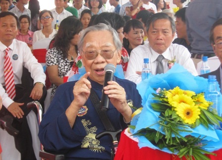 GS Trần Văn Khê: “Dù đi đâu, ở đâu thì tôi vẫn là người Việt Nam và hướng về đất nước”.