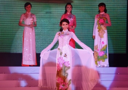 Nguyễn Thảo Ngân (ĐH KHXH&NV) có phần trình diễn trang phục tự chọn rất độc đáo, cá tính.
