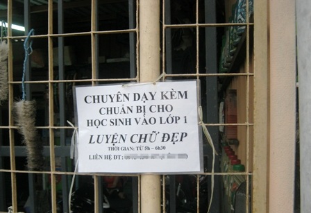 Ép con học chữ trước bằng cách... dọa - 1 Các lớp dạy kèm vào lớp 1 có thời gian học kéo dài 1 - 2 giờ đồng hồ gây căng thẳng cho trẻ.