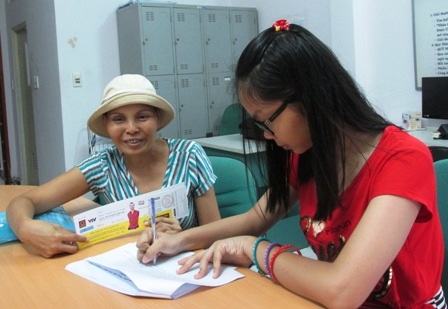 Tấm vé gặp gỡ Nick Vujicic và người mẹ ung thư - 2 Hai tấm vé gặp gỡ Nick Vujicic được “phá luật” trao cho mẹ con cô Thanh chiều 17/5.