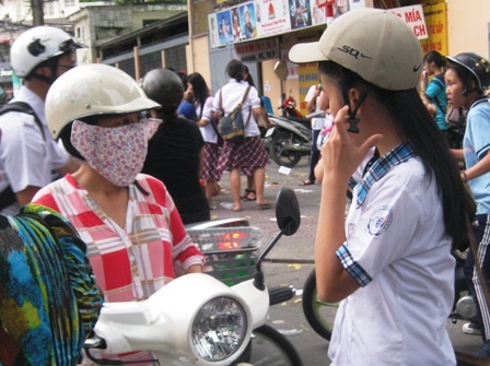 Học sinh rút sức ôn thi vào lớp 10 - 1 Học sinh lớp 9 trước giờ vào luyện thi tại số 8 đường Trần Hưng Đạo (Q.1, TPHCM)