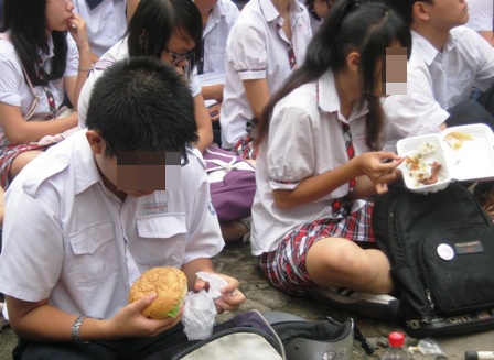 Chuyện ăn uống mùa thi làm nhiều học sinh mệt mỏi, căng thẳng (Ảnh minh họa)