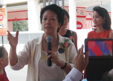 Cần nhiều hoạt động gắn kết cộng đồng du học sinh - 1 Bà Tôn Nữ Thị Ninh trò chuyện tại Ngày kết nối tình bạn International Friendship Day.