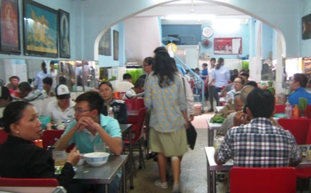 “Bở hơi tai” chờ được ăn chay trong ngày Phật Đản - 2 Các quán chay kín người, khách phải kiên nhẫn chờ mới có bàn để ngồi.