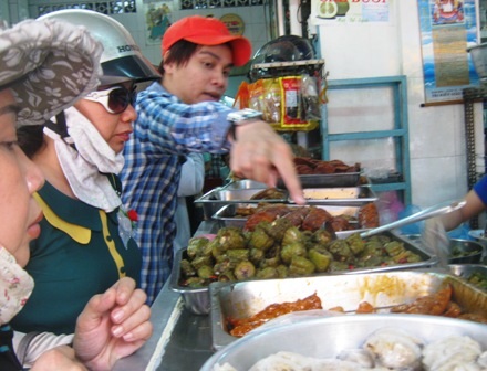“Bở hơi tai” chờ được ăn chay trong ngày Phật Đản - 1 Khách hàng chọn ăn chay trong ngày Phật Đản.