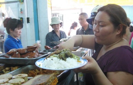 “Bở hơi tai” chờ được ăn chay trong ngày Phật Đản - 3 Các quán chay kín người, khách phải kiên nhẫn chờ mới có bàn để ngồi.