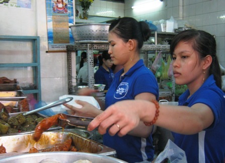 “Bở hơi tai” chờ được ăn chay trong ngày Phật Đản - 4 Nhân viên các quán chay làm việc không ngơi tay trong ngày Phật Đản.