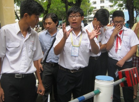 Nhóm học sinh Trường THCS Linh Đông (Thủ Đức, TPHCM) trình bày về mô hình lọc nước trên không