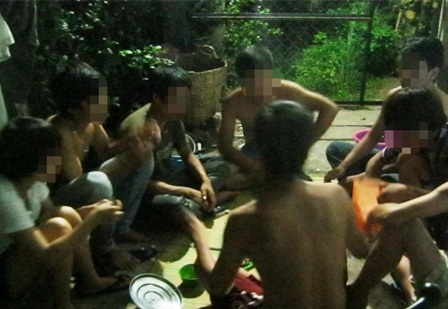 Cảnh ăn nhậu trước cửa phòng trọ của một nhóm SV Trường CĐ Điện lực TPHCM