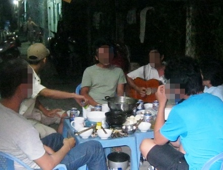 Tụ tập ăn nhậu đã trở thành thói quen của một bộ phận sinh viên