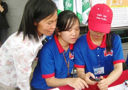 35.000 sinh viên tình nguyện “tiếp sức” mùa thi 2013 - 1 Sinh viên tình nguyện hỗ trợ phụ huynh trong kỳ tuyển sinh ĐH, CĐ 2012
