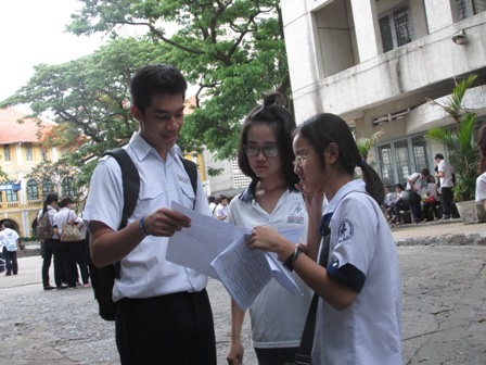 Thí sinh thảo luận sôi nổi sau giờ thi môn Hóa. (Ảnh: Lê Phương)