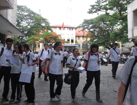 Thí sinh TPHCM nhẹ nhõm thở phào khi kết thúc ngày thi đầu tiên. (Ảnh: Lê Phương).