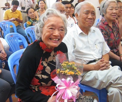 Bà giáo 83 tuổi "hóa" thành nhân vật truyện tranh - 1 Bà giáo 83 tuổi vẫn đứng lớp hóa thành nhân vật truyện tranh cho thiếu nhi. (Ảnh: Hoài Nam)