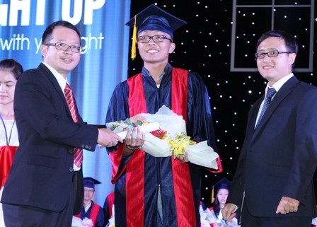 Chàng trai giành học bổng của 12 trường đại học Mỹ - 1 Nguyễn Hùng Lâm được 12 Trường ĐH ở Mỹ chào đón và cấp học bổng.