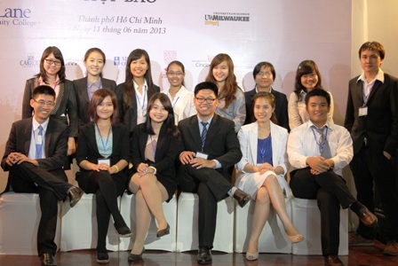 Du học sinh “tiếp lửa” du học - 2 Các bạn trẻ trong ban tổ chức Hội thảo Vietabroader 2013