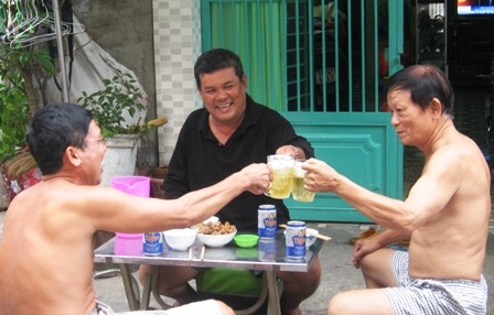 Thay vì ra quán, nhiều quý ông tổ chức nhậu tại nhà để tránh bị có thể bị cảnh sát đo nồng độ cồn.