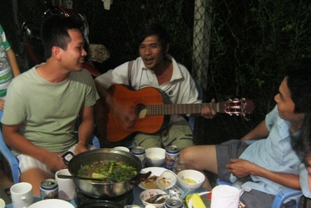 Cơ quan chức năng ra quân đo nồng độ cồn trước các quán nhậu giúp chị em bớt được phần lo lắng.