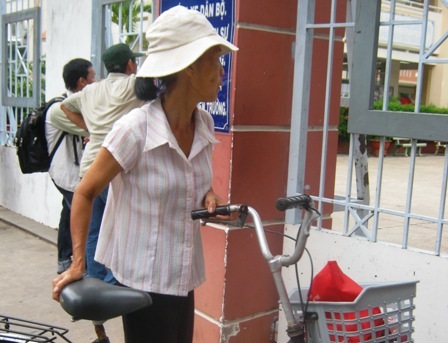 Tư thế đứng chờ đợi giúp phụ huynh yên tâm nhất khi con đang trong thời gian làm bài. 