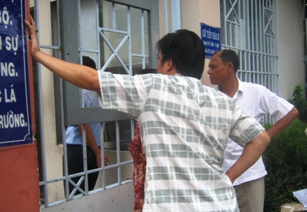 Tư thế đứng chờ đợi giúp phụ huynh yên tâm nhất khi con đang trong thời gian làm bài. 