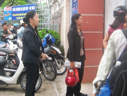 Phụ huynh càng thêm nôn nao khi thầy nhiều học sinh rời khỏi phòng thi. 