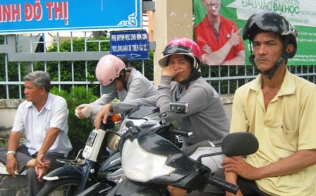 Con thi, bố mẹ trông đứng trông ngồi bên ngoài cổng trường. 